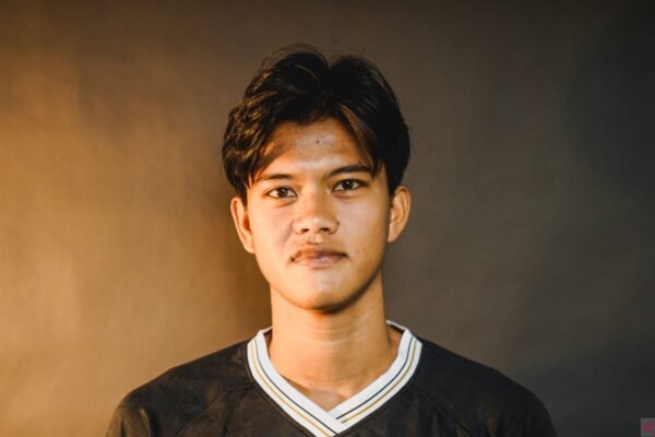 Dewa United Pinjam Bek Muda Rizdjar Nurviat dari Borneo FC" bisa diubah menjadi:

"Dewa United Mengontrak Rizdjar Nurviat, Bek Muda dari Borneo FC